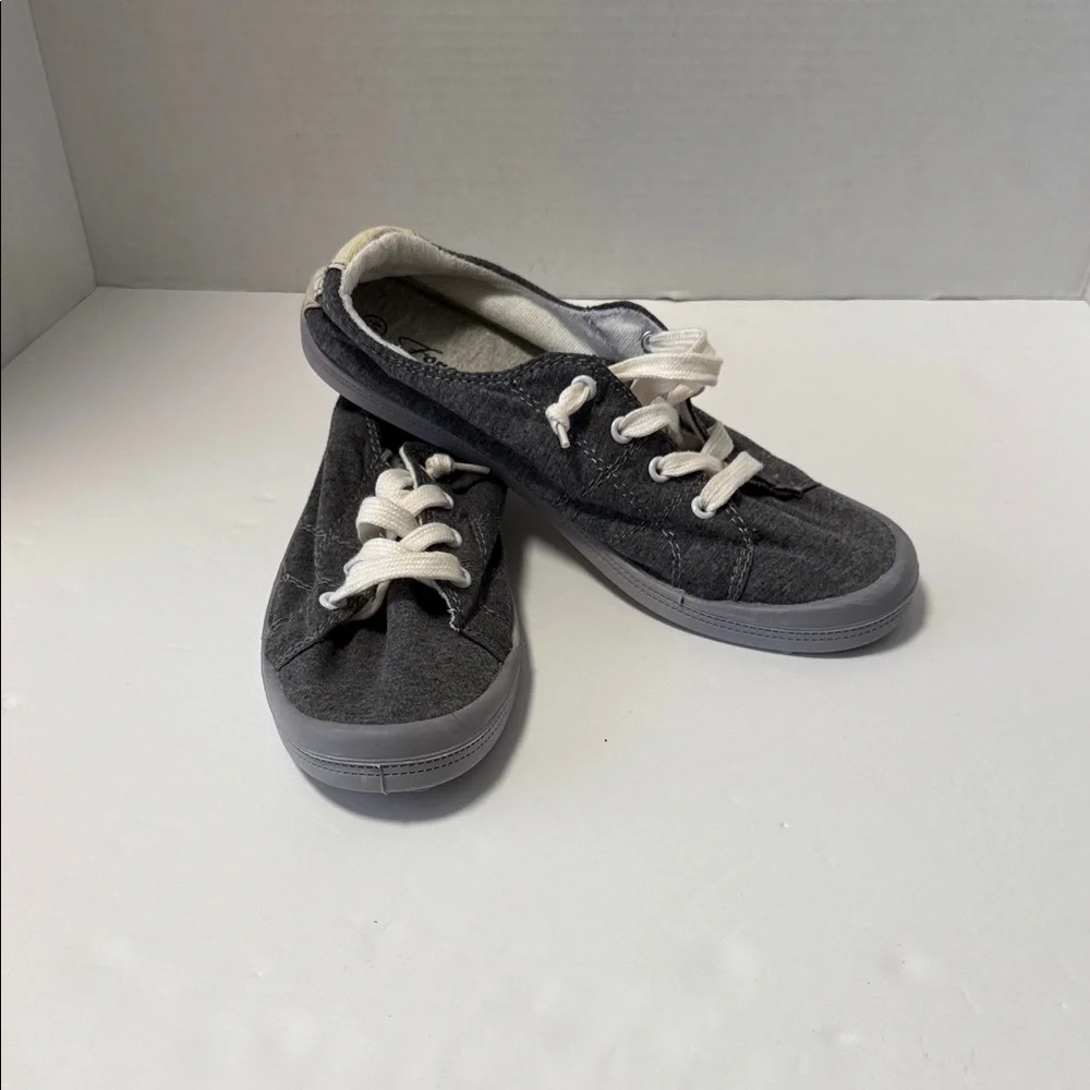 Forever Comfort Gray Fabric with Blue Trim Womens Sneakers 8 1/2 New never wear